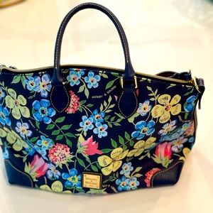Dooney & Bourke purse! Almost brand new!